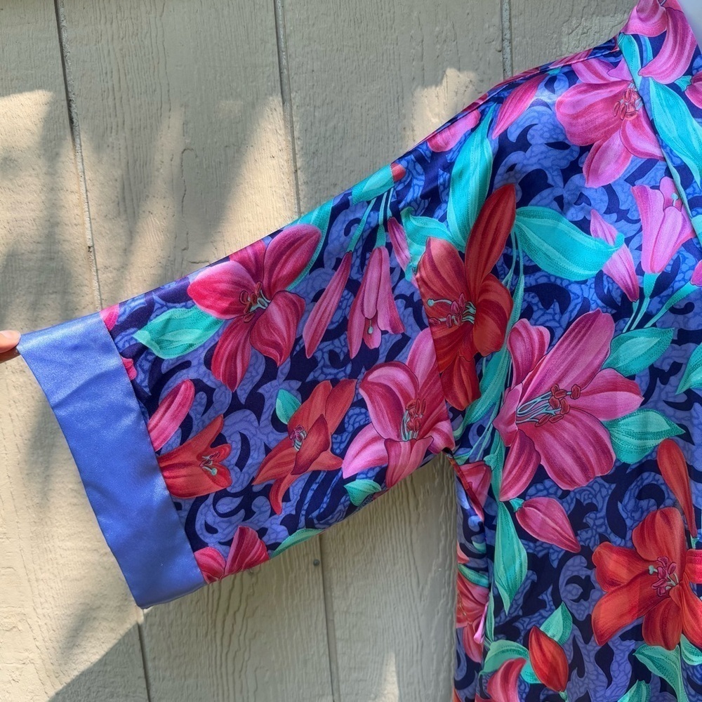Vintage Women's California Dynasty Polyester Kimono Robe Lily Flowers M No Belt - Picture 3 of 8